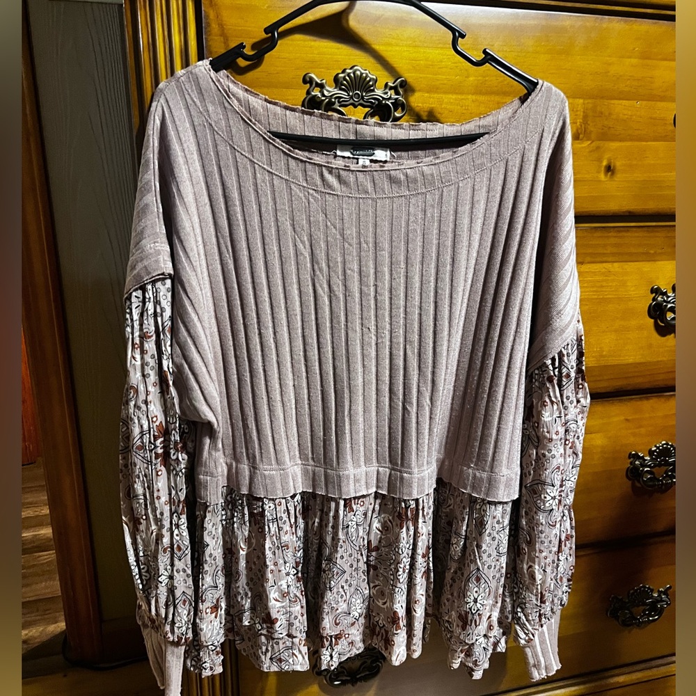 Gimmicks by Buckle cute top with flowy bottom and sleeves